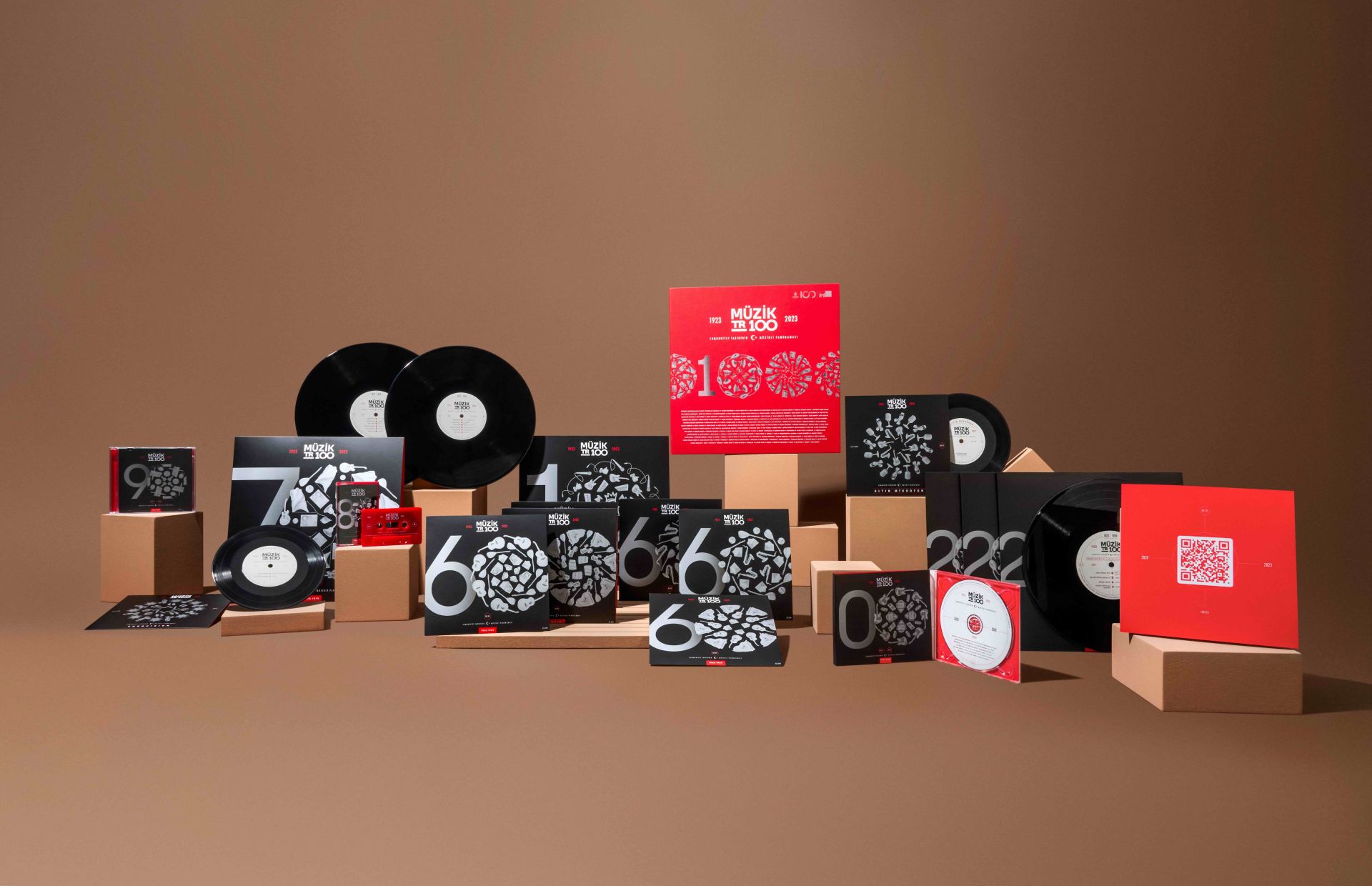 MÜZİK TR100 BOX SET  (2024) - TÜRKİYE CUMHURİYETİ’NİN İLK YÜZYILININ MÜZİKAL HAZİNESİ - 3 Plak 10'' + 8 Single Plak 7'' + 3 LP + 4 CD + 1 Kaset + Kitap BOX SET AMBALAJINDA SIFIR
