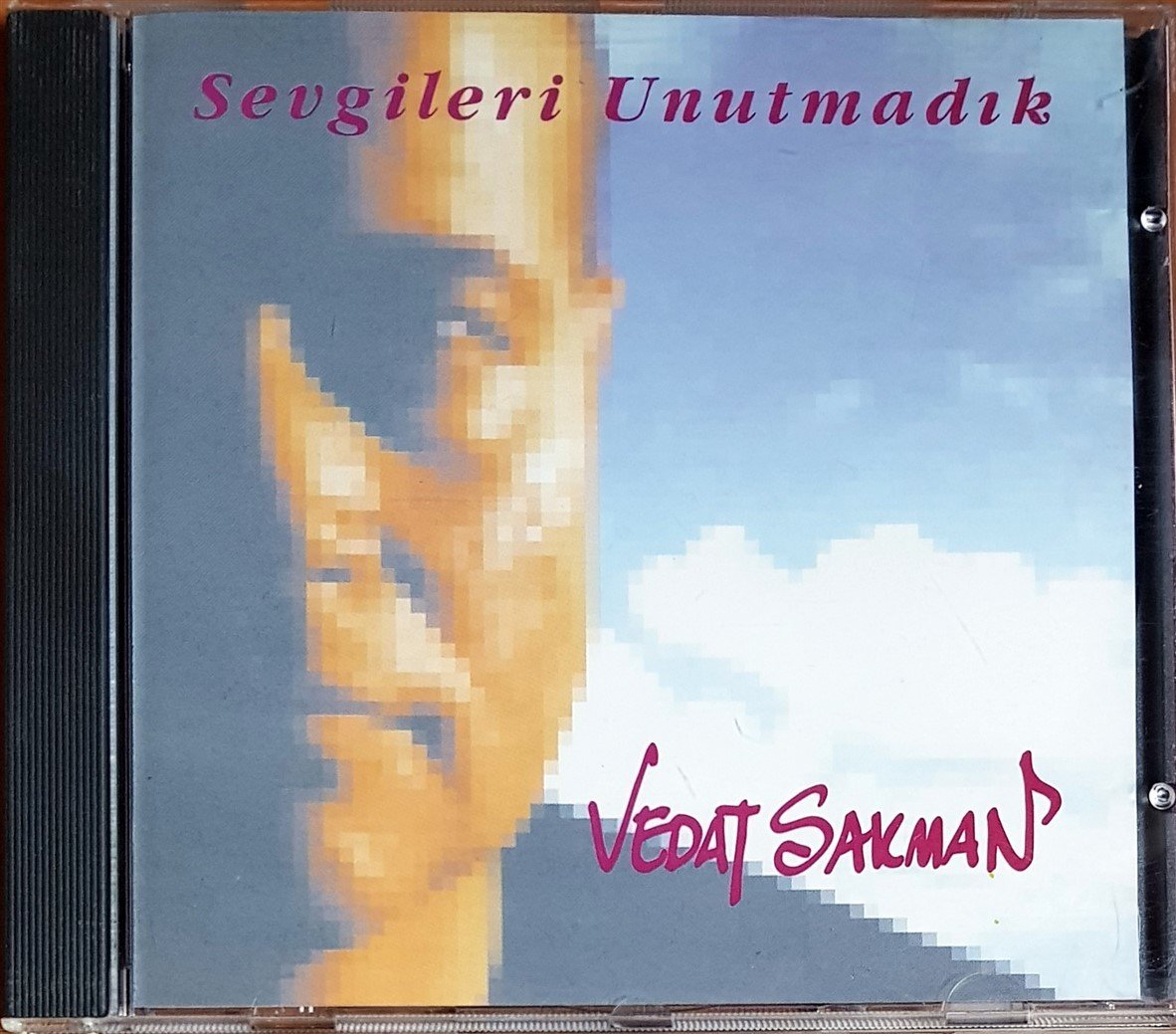 VEDAT SAKMAN - SEVGİLERİ UNUTMADIK (1994) PICCATURA CD 2.EL