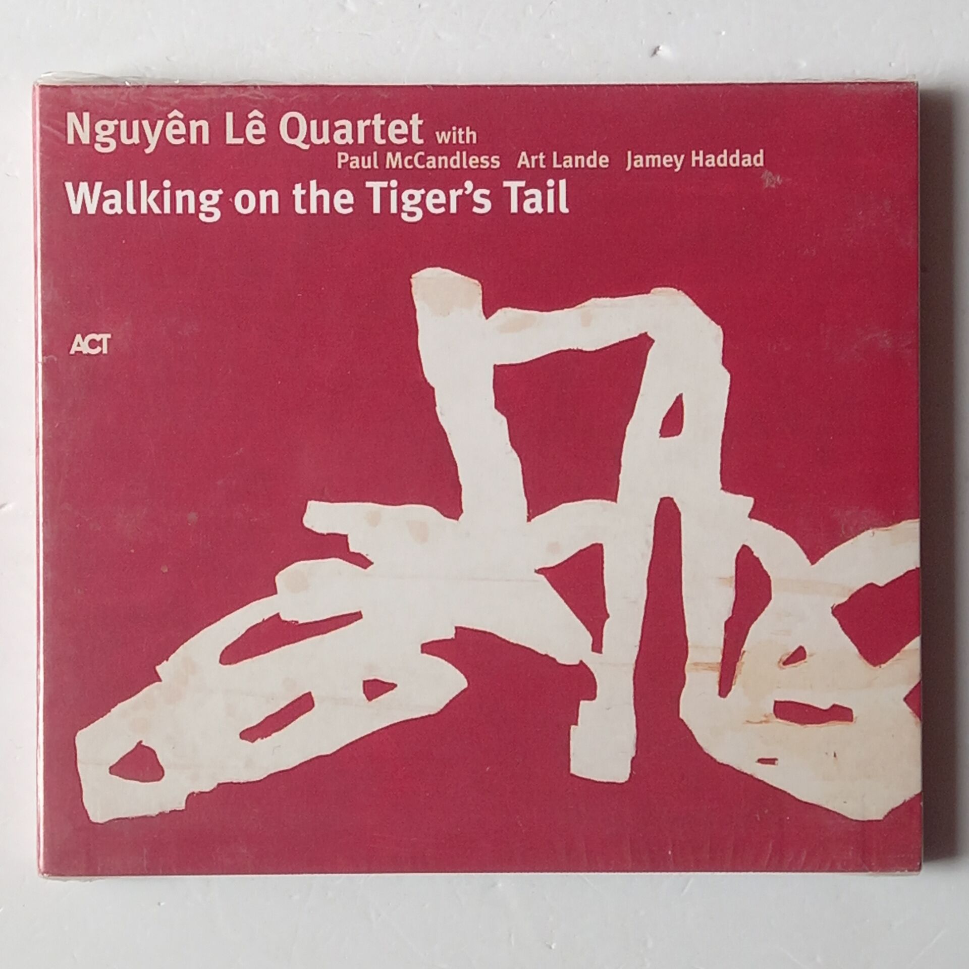 NGUYEN LE QUARTET WITH PAUL MCCANDLESS, ART LANDE, JAMEY HADDAD – WALKING ON THE TIGER\'S TAIL (2005) - CD AMBALAJINDA SIFIR