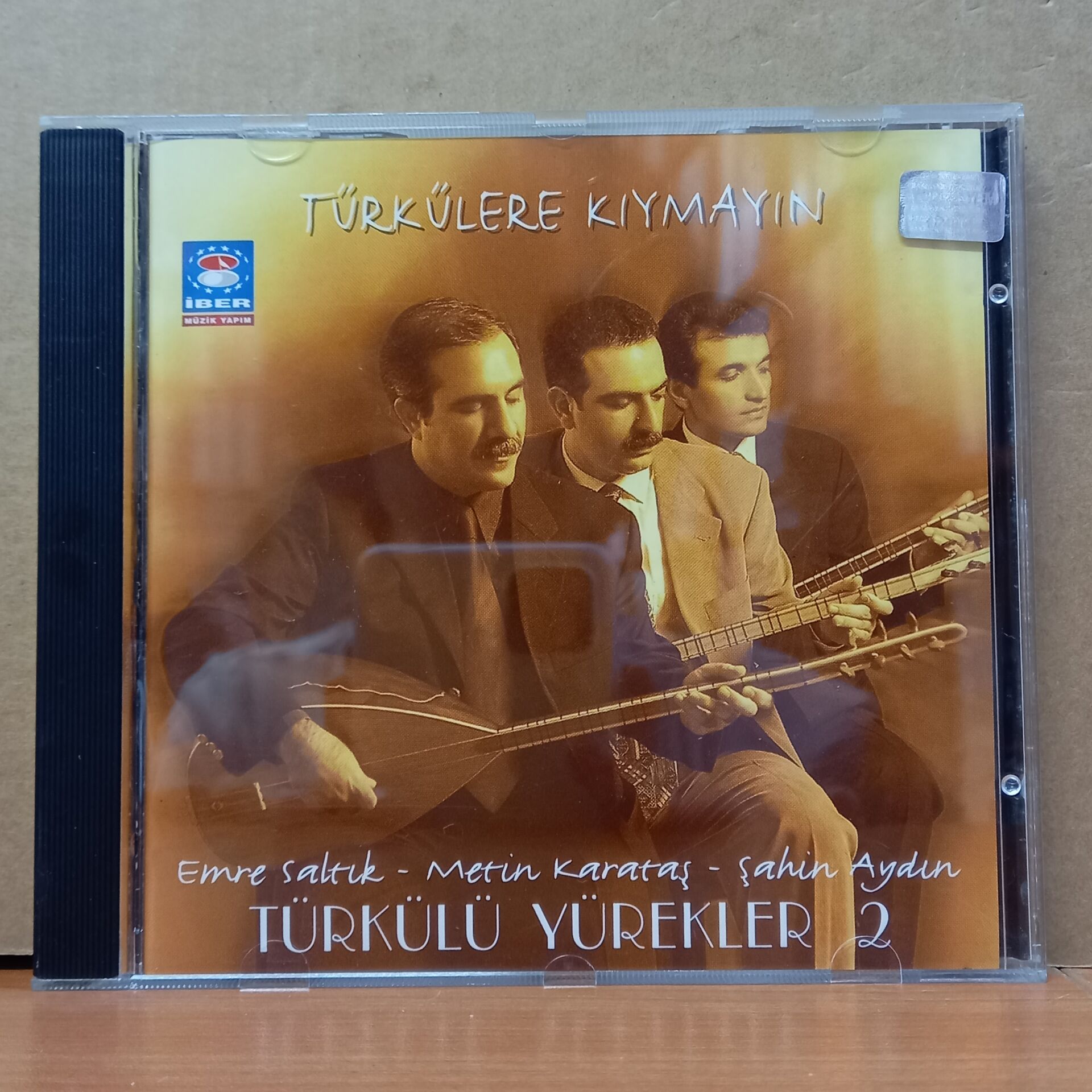 EMRE SALTUK, METİN KARATAŞ, ŞAHİN AYDIN - TÜRKÜLÜ YÜREKLER 2 / TÜRKÜLERE KIYMAYIN - CD 2.EL