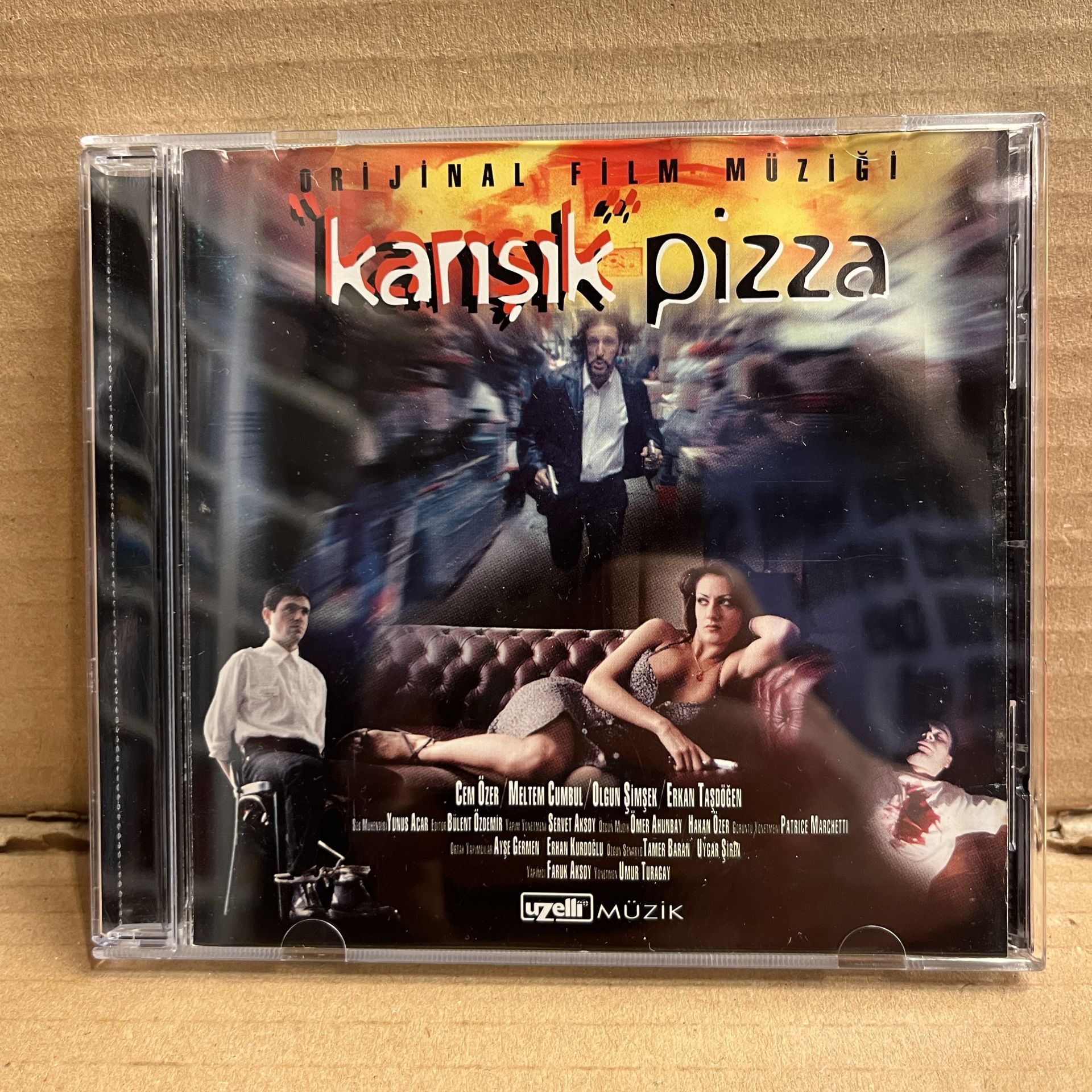 KARIŞIK PİZZA - ORİJİNAL FİLM MÜZİĞİ / SOUNDTRACK - ÖMER AHUNBAY, HAKAN ÖZER, ÖZKAN UĞUR, HÜMEYRA, NEV, MELİS SÖKMEN (1998) - CD 2.EL