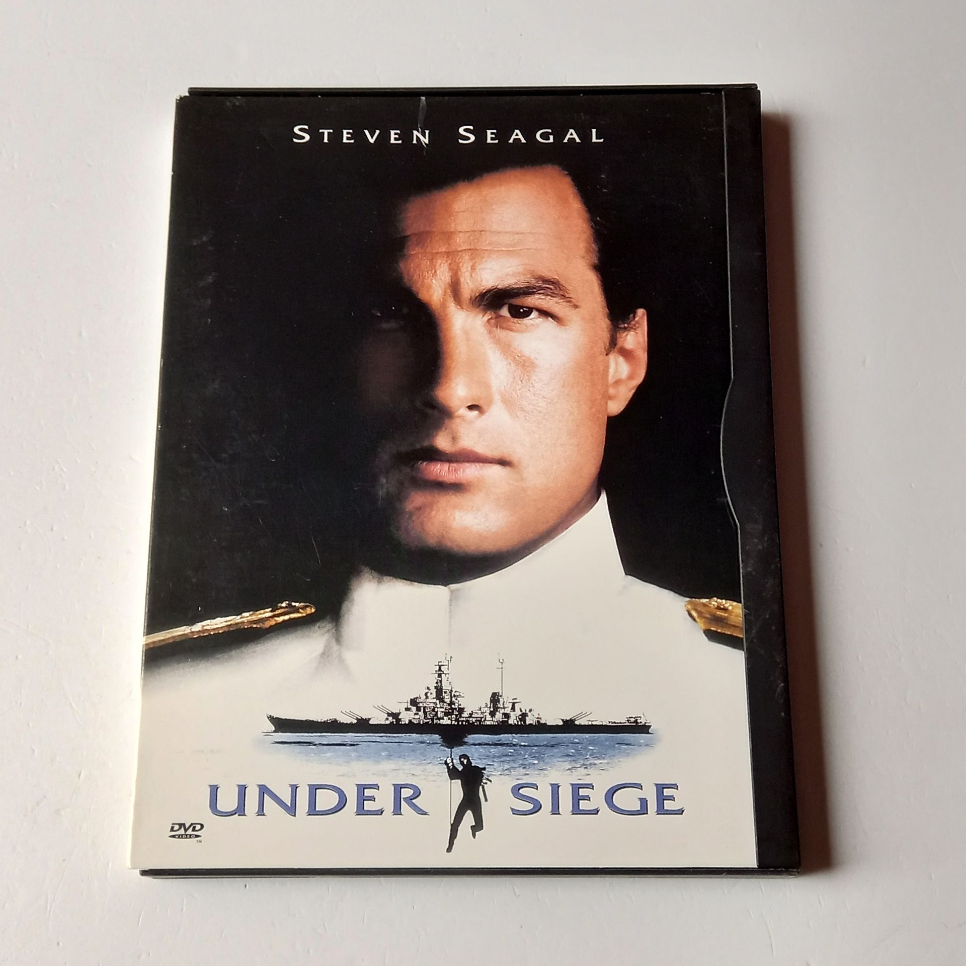 UNDER SIEGE - STEVEN SEGAL, TOMMY LEE JONES - YÖN.: ANDREW DAVIS - DVD SNAPCASE 2.EL