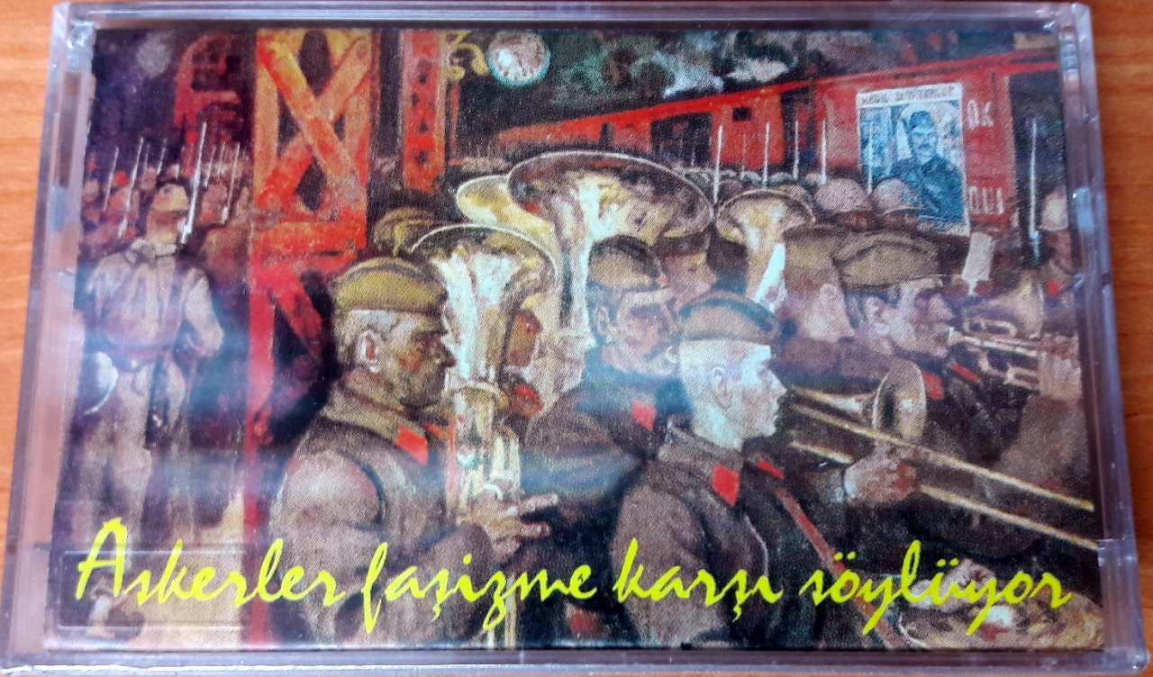 ŞARKILARIMIZLA GELİYORUZ 1 - ASKERLER FAŞİZME KARŞI SÖYLÜYOR KASET SIFIR