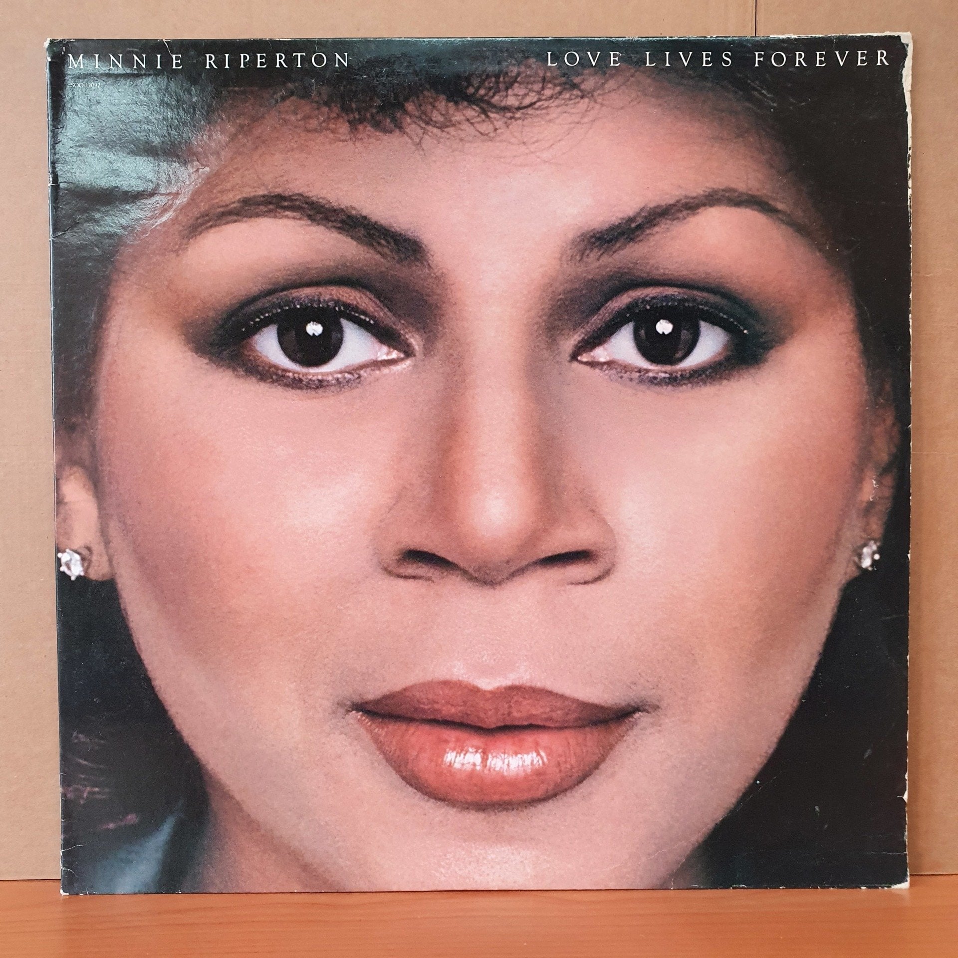 MINNIE RIPERTON - LOVE LIVES FOREVER (1980) - LP 2.EL PLAK