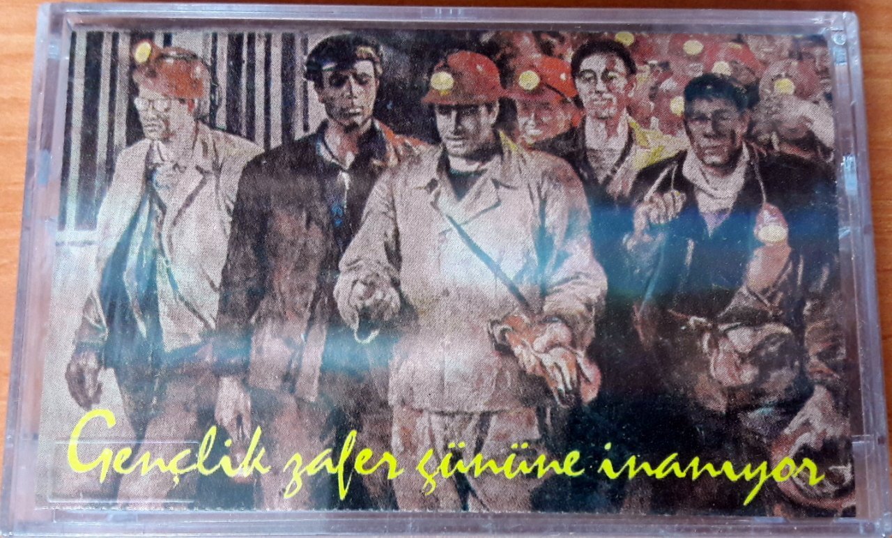 ŞARKILARIMIZLA GELİYORUZ 2 - GENÇLİK ZAFER GÜNÜNE İNANIYOR KASET SIFIR