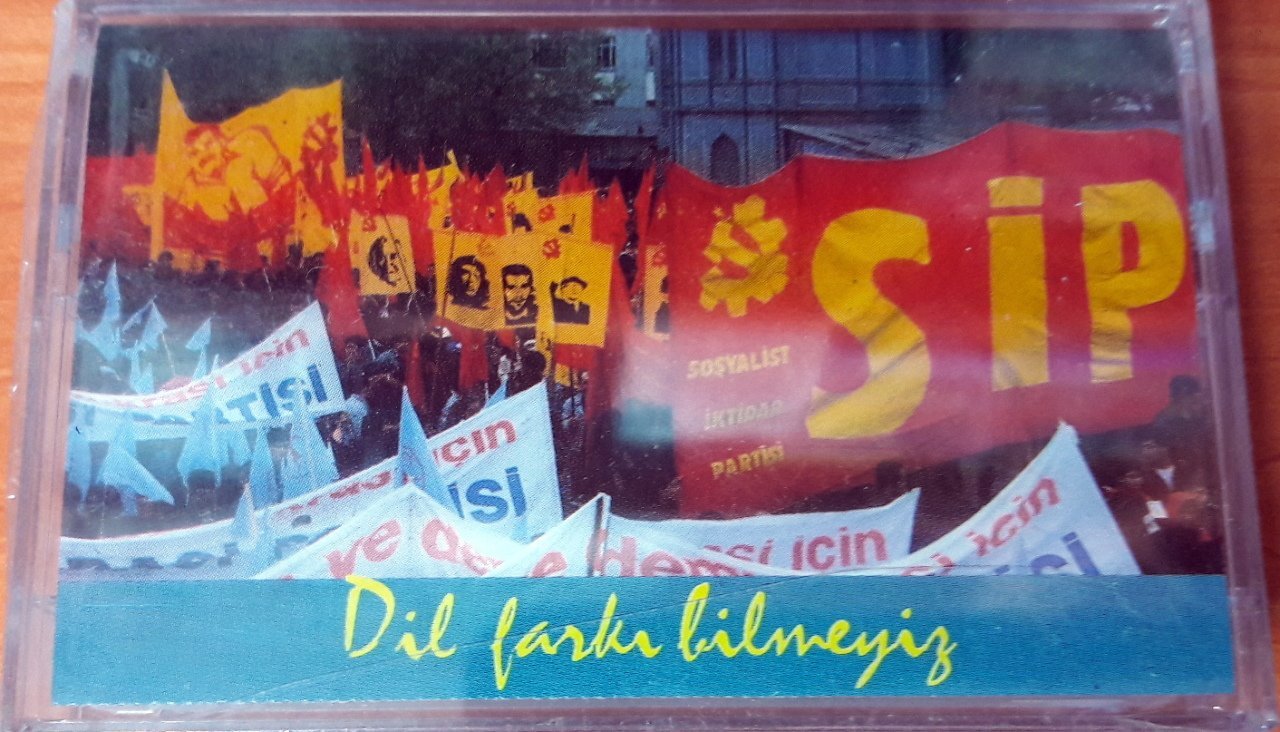 ŞARKILARIMIZLA GELİYORUZ 3 - DİL FARKI BİLMEYİZ KASET SIFIR