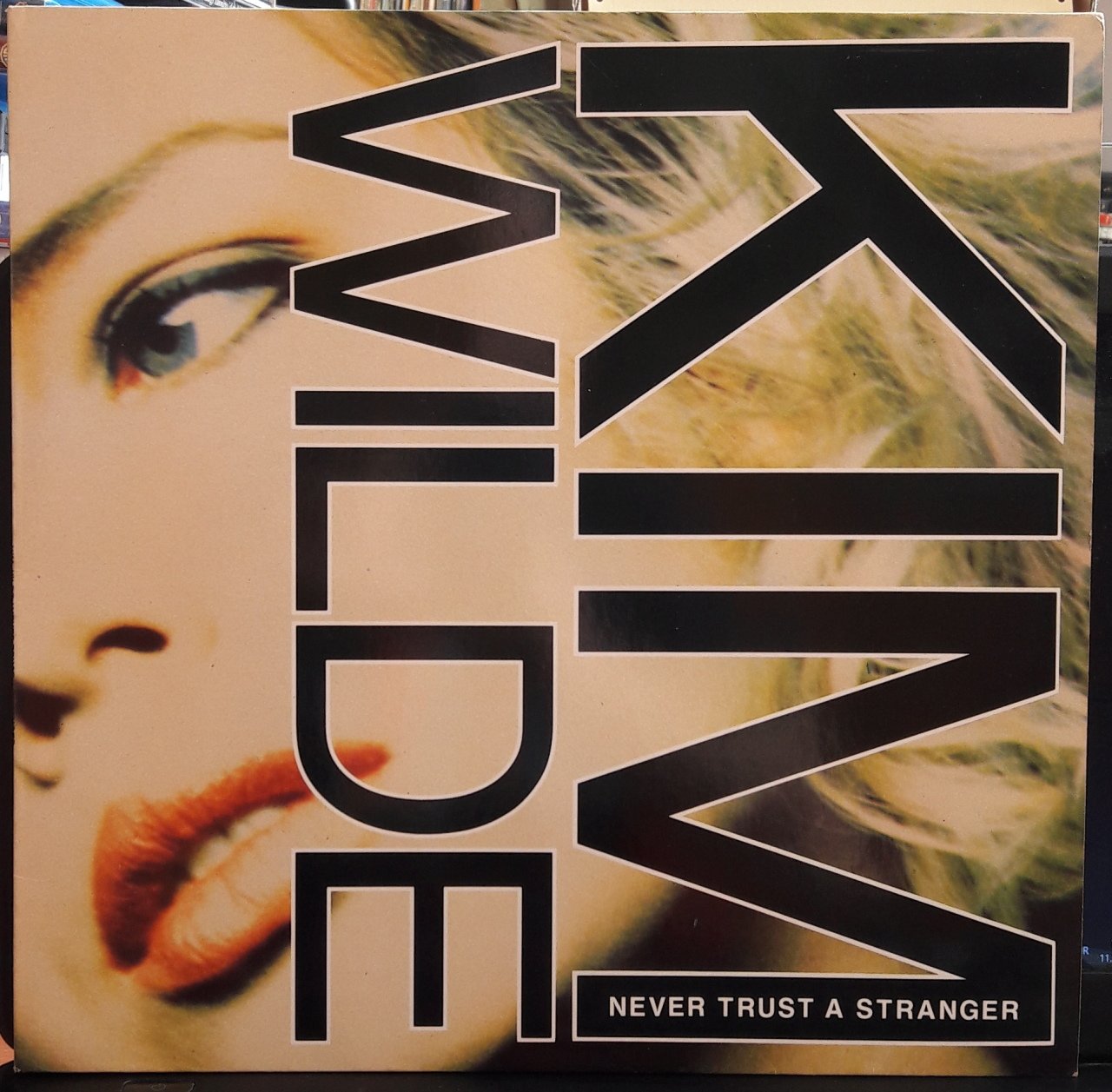 KIM WILDE - NEVER TRUST A STRANGER (1988) - 12'' MAXI SINGLE VINYL PLAK 2.EL