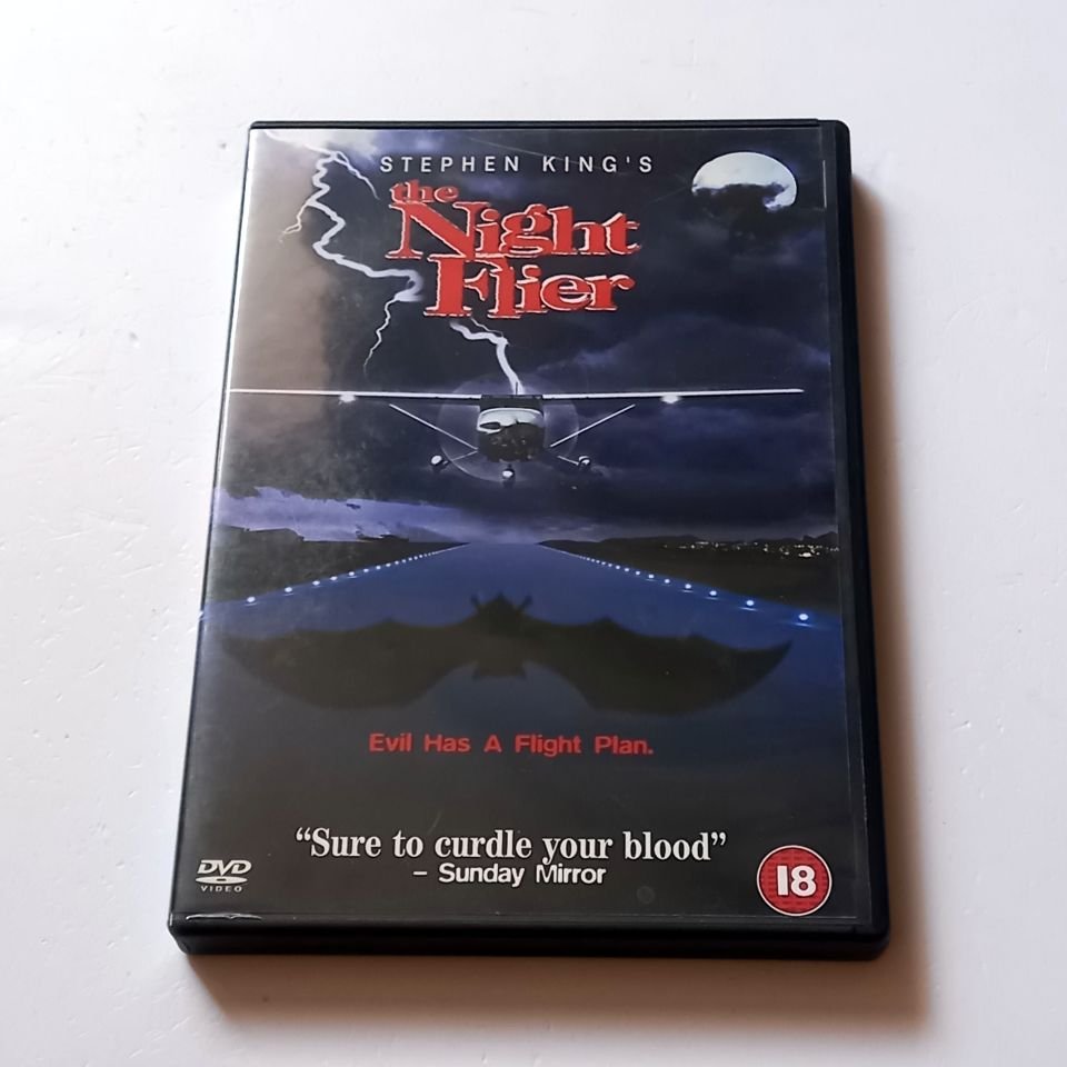 THE NIGHT FLIER - MIGUEL FERRER, JULIE ENTWISLE - YÖN.: MARK PAVIA - DVD 2.BÖLGE TÜRKÇE ALTYAZI YOKTUR 2.EL
