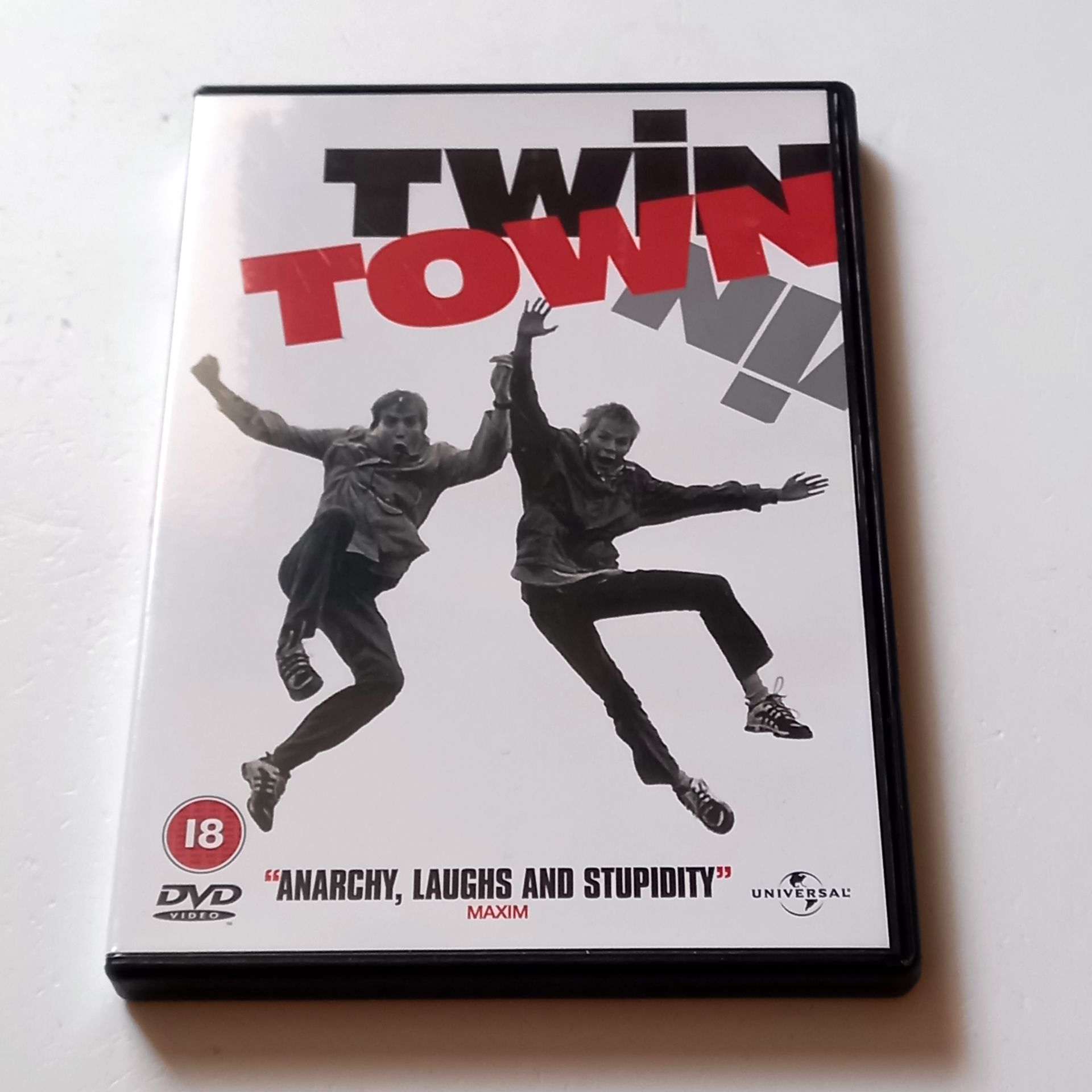 TWIN TOWN - DOUGRAY SCOTT, DORIEN THOMAS, RHYS IFANS - YÖN.: KEVIN ALLEN - DVD 2.BÖLGE TÜRKÇE ALTYAZI YOKTUR 2.EL