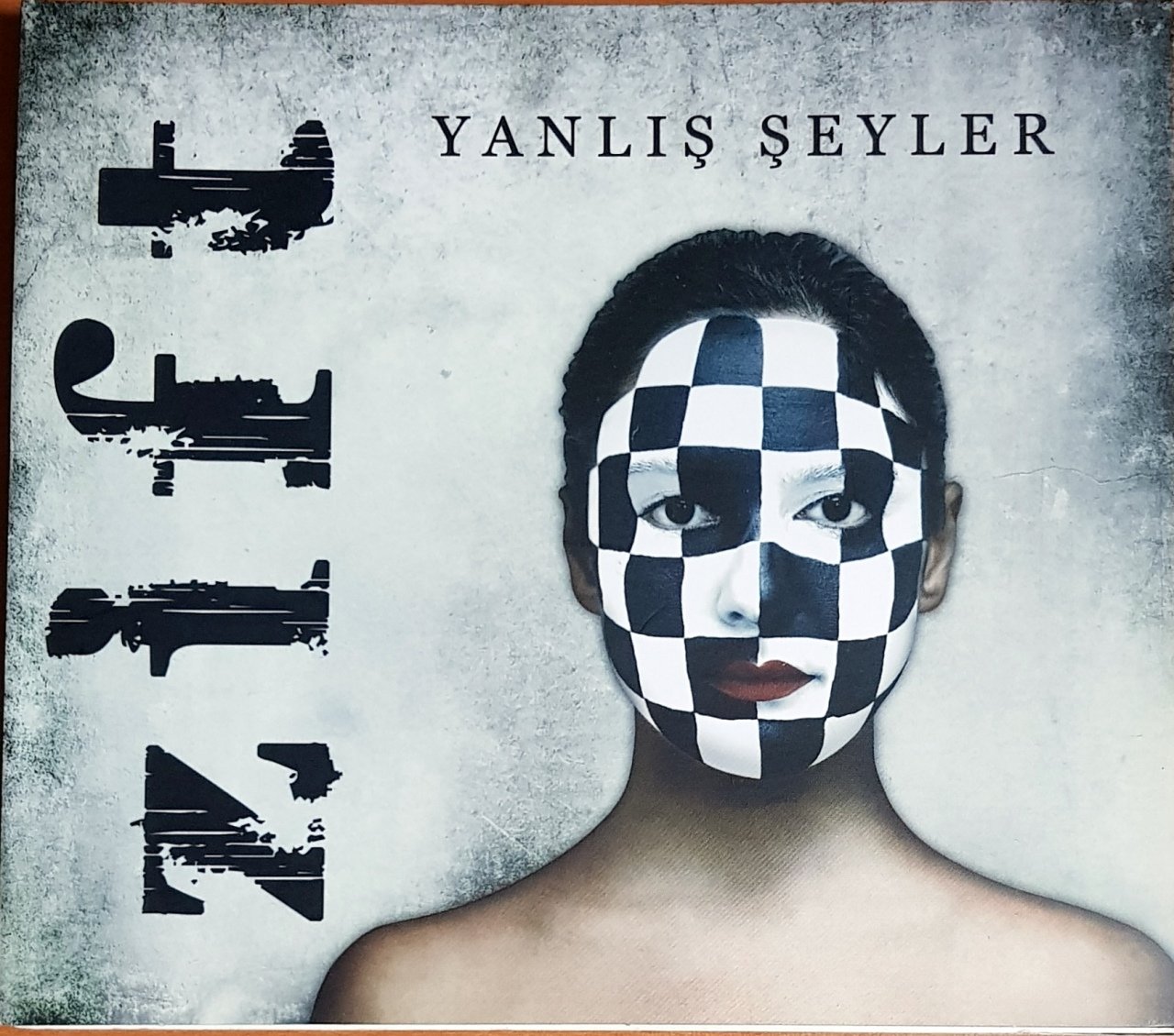 ZİFT - YANLIŞ ŞEYLER (2010) EMI CD 2.EL