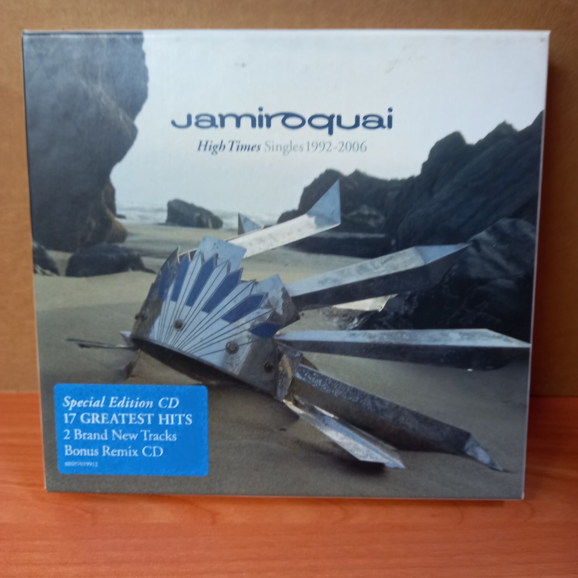 JAMIROQUAI - HIGH TIMES SINGLES 1992-2006 (2006) - 2CD 2. EL