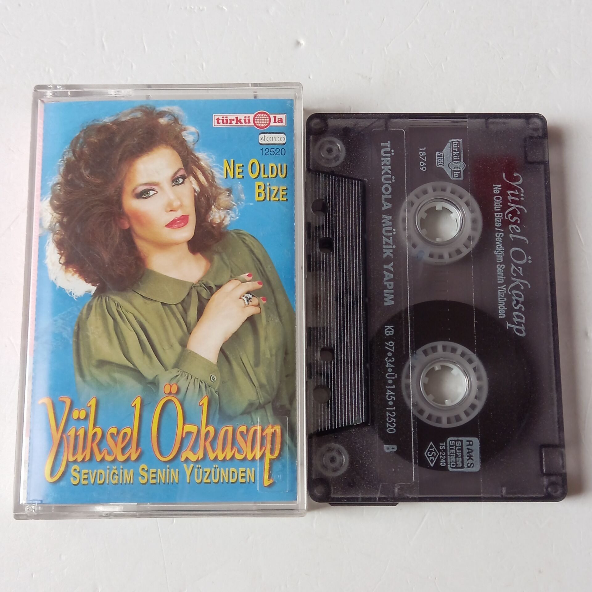 YÜKSEL ÖZKASAP - SEVDİĞİM SENİN YÜZÜNDEN / NE OLDU BİZE (2001) - KASET 2.EL