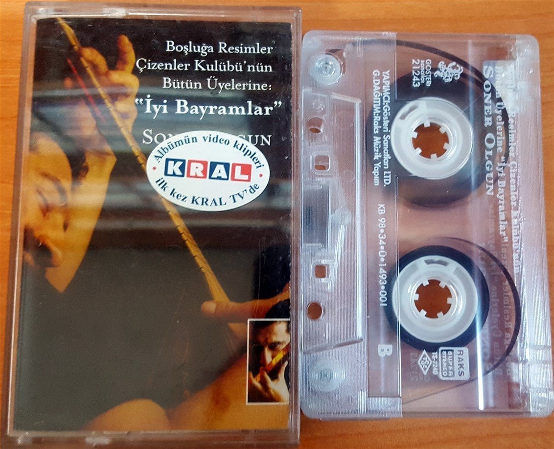 SONER OLGUN - BOŞLUĞA RESİMLER ÇİZENLER KULÜBÜ'NÜN BÜTÜN ÜYELERİNE: ''İYİ BAYRAMLAR'' (1998) GÖSTERİ SANATLARI LTD. KASET 2.EL
