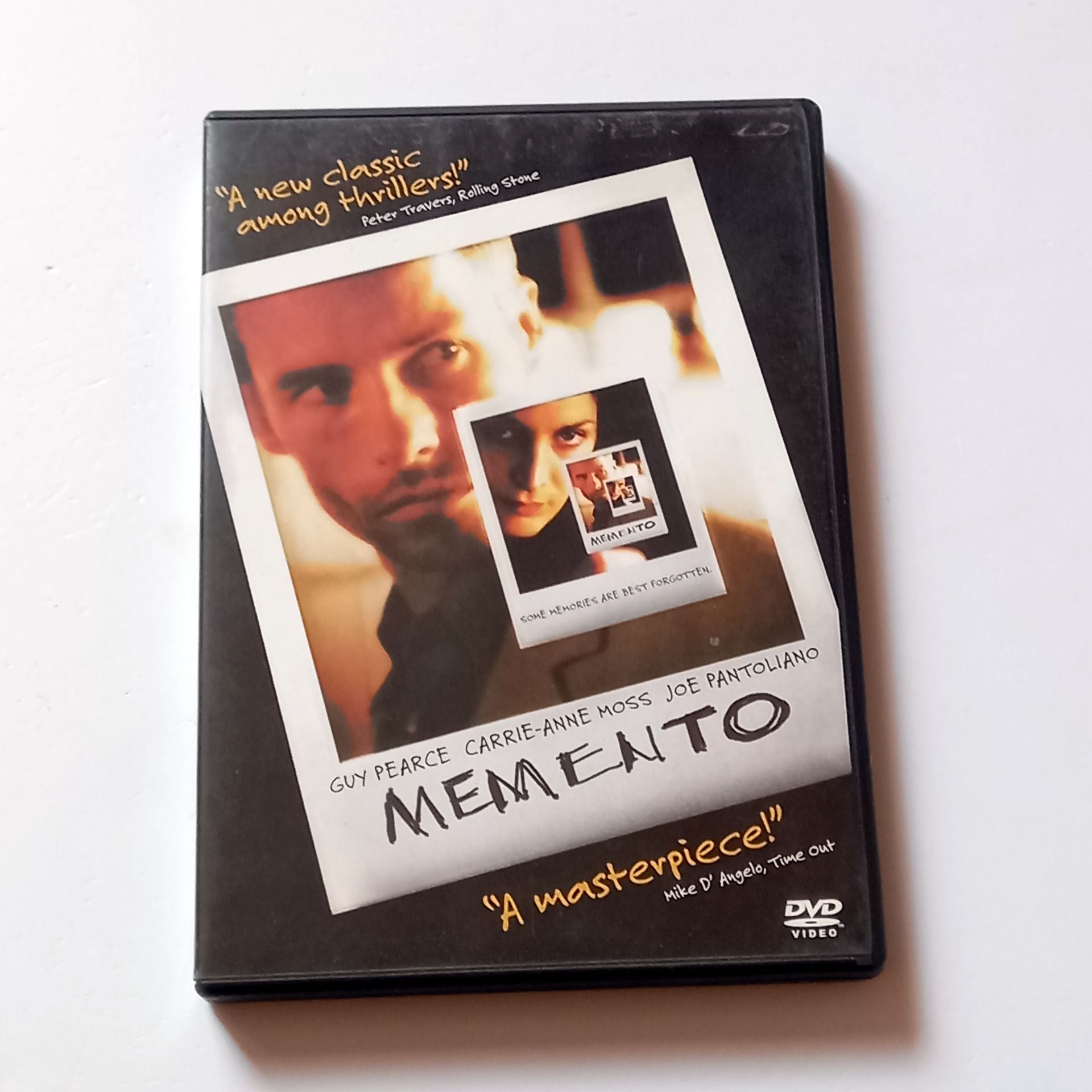 MEMENTO - GUY PEARCE, CARRIE-ANNE MOSS - YÖN.: CHRISTOPHER NOLAN - DVD 2.EL 1. BÖLGE TÜRKÇE ALTYAZI YOKTUR
