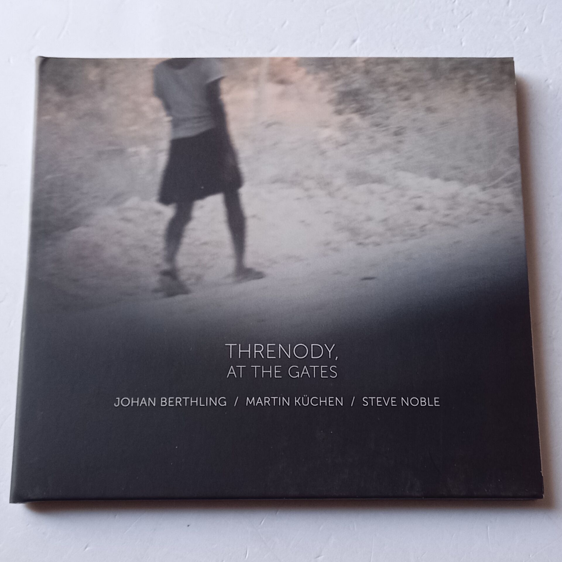 JOHAN BERTHLING / MARTIN KÜCHEN / STEVE NOBLE – THRENODY, AT THE GATES (2017) - CD GATEFOLD DIGISLEEVE 2.EL