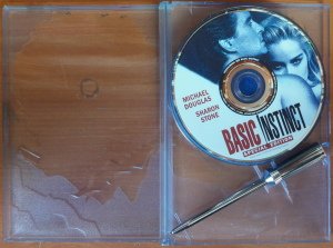 BASIC INSTINCT - MICHAEL DOUGLAS - SHARON STONE - PAUL VERHOVEN - DVD 2.EL 1. BÖLGE TR ALTYAZI YOKTUR