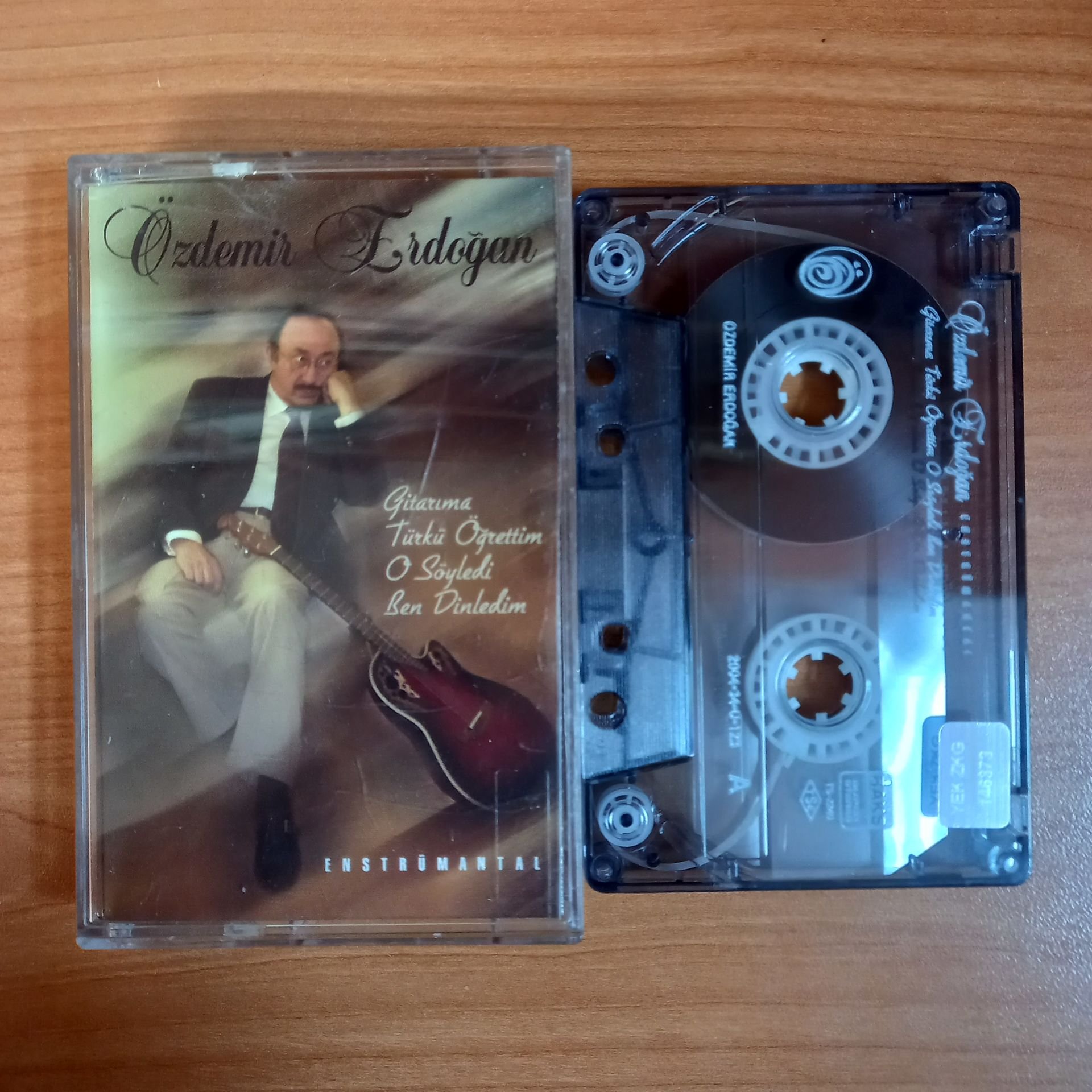 ÖZDEMİR ERDOĞAN - ENSTRÜMANTAL / GİTARIMA TÜRKÜ ÖĞRETTİM O SÖYLEDİ BEN DİNLEDİM (2004) - KASET 2.EL