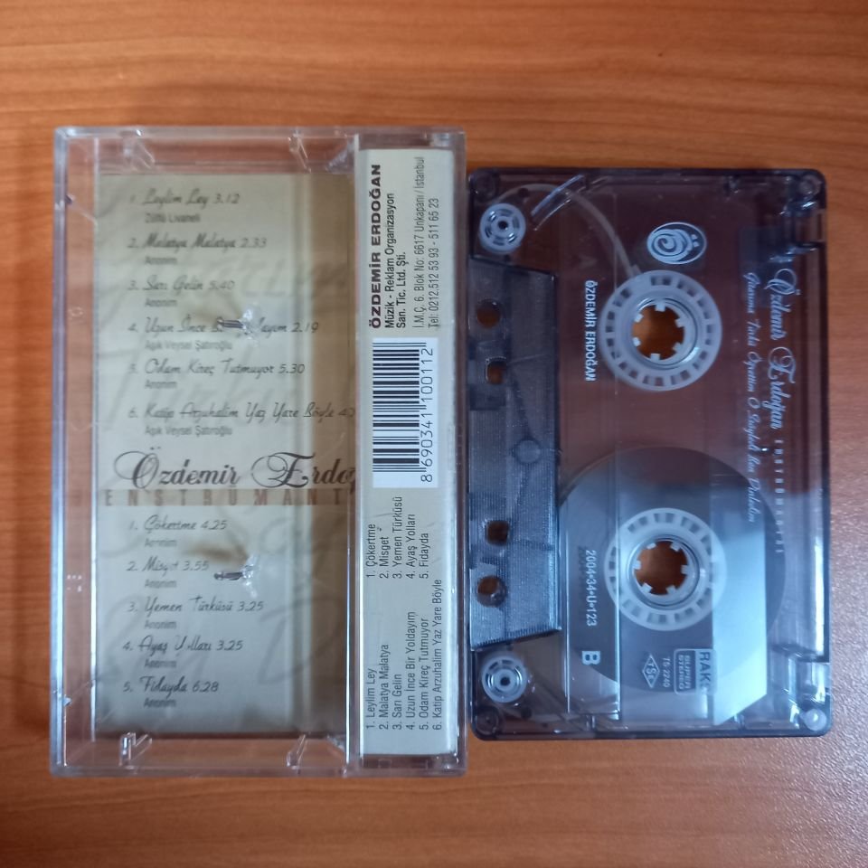 ÖZDEMİR ERDOĞAN - ENSTRÜMANTAL / GİTARIMA TÜRKÜ ÖĞRETTİM O SÖYLEDİ BEN DİNLEDİM (2004) - KASET 2.EL