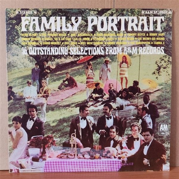FAMILY PORTRAIT - 16 OUTSTANDING SELECTIONS FROM A&M RECORDS / BAJA MARIMBA BAND, BURT BACHARACH, ANTONIO CARLOS JOBIM, HERBIE MANN, LIZA MINELLI, PHIL OCHS, WES MONTGOMERY, JIMMIE RODGERS (1967) - LP 2.EL PLAK