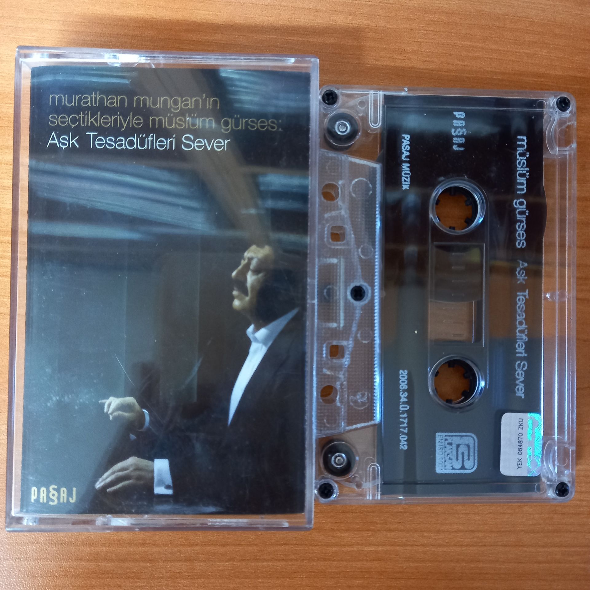 MURATHAN MUNGAN'IN SEÇTİKLERİYLE MÜSLÜM GÜRSES - AŞK TESADÜFLERİ SEVER (2006) - KASET 2.EL