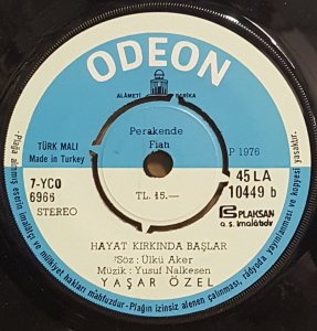 YAŞAR ÖZEL - İÇİMDE KİM VARDI BİR BİLEBİLSEN / HAYAT KIRKINDA BAŞLAR  - 7'' 45 DEVİR KAPAKLI ODEON 2.EL