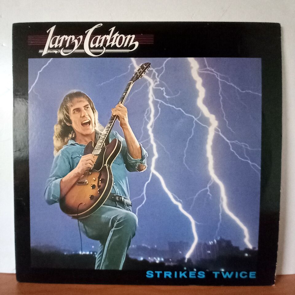LARRY CARLTON – STRIKES TWICE (1980) - LP 2.EL PLAK
