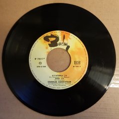 CHARLES AZNAVOUR - JE T'ATTENDS / DORS / LES DEUX PIGEONS / O TOI LA VIE (1963) - 7'' 45 DEVİR 2.EL PLAK