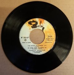 CHARLES AZNAVOUR - LES DEUX GUITARES / CE JOUR TANT ATTENDU / RENDEZ-VOUS A BRASILIA / FRATERNITE (1960) - 7'' 45 DEVİR 2.EL PLAK