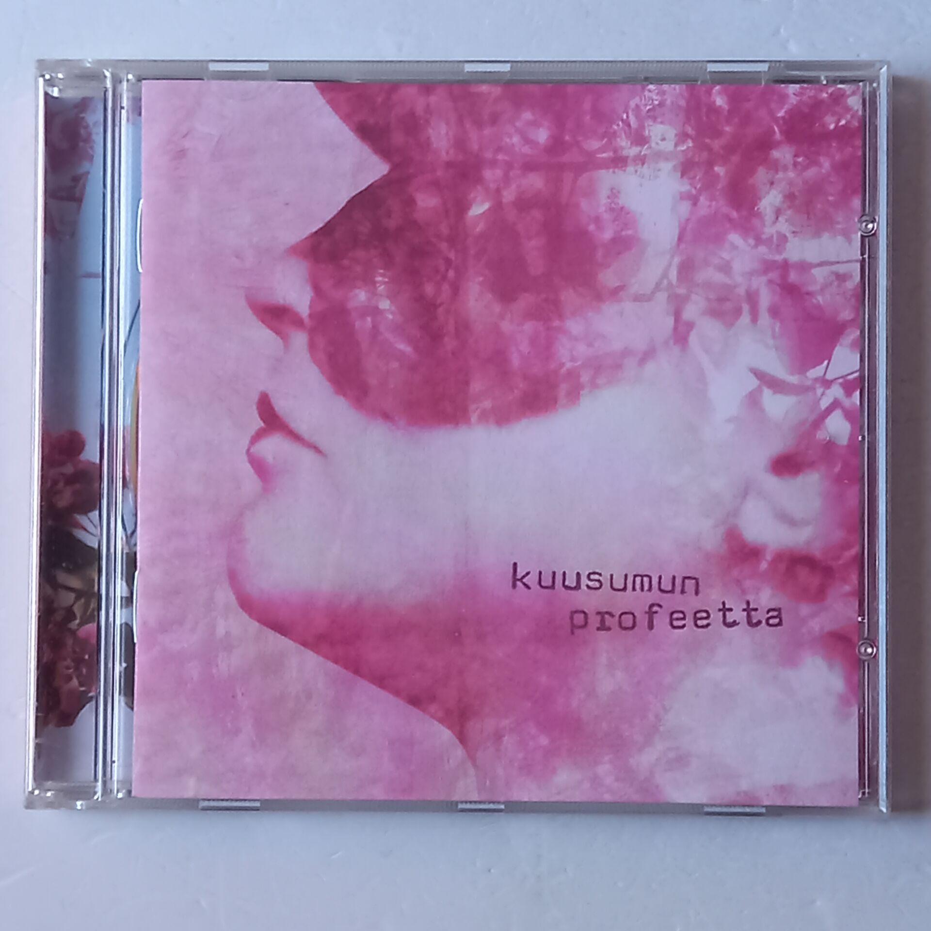 KUUSUMUN PROFEETTA – JATKUVASTI MAAILMAA PELASTAMAAN KYLLASTYNYT SUPERSANKARI (2002) - CD 2.EL