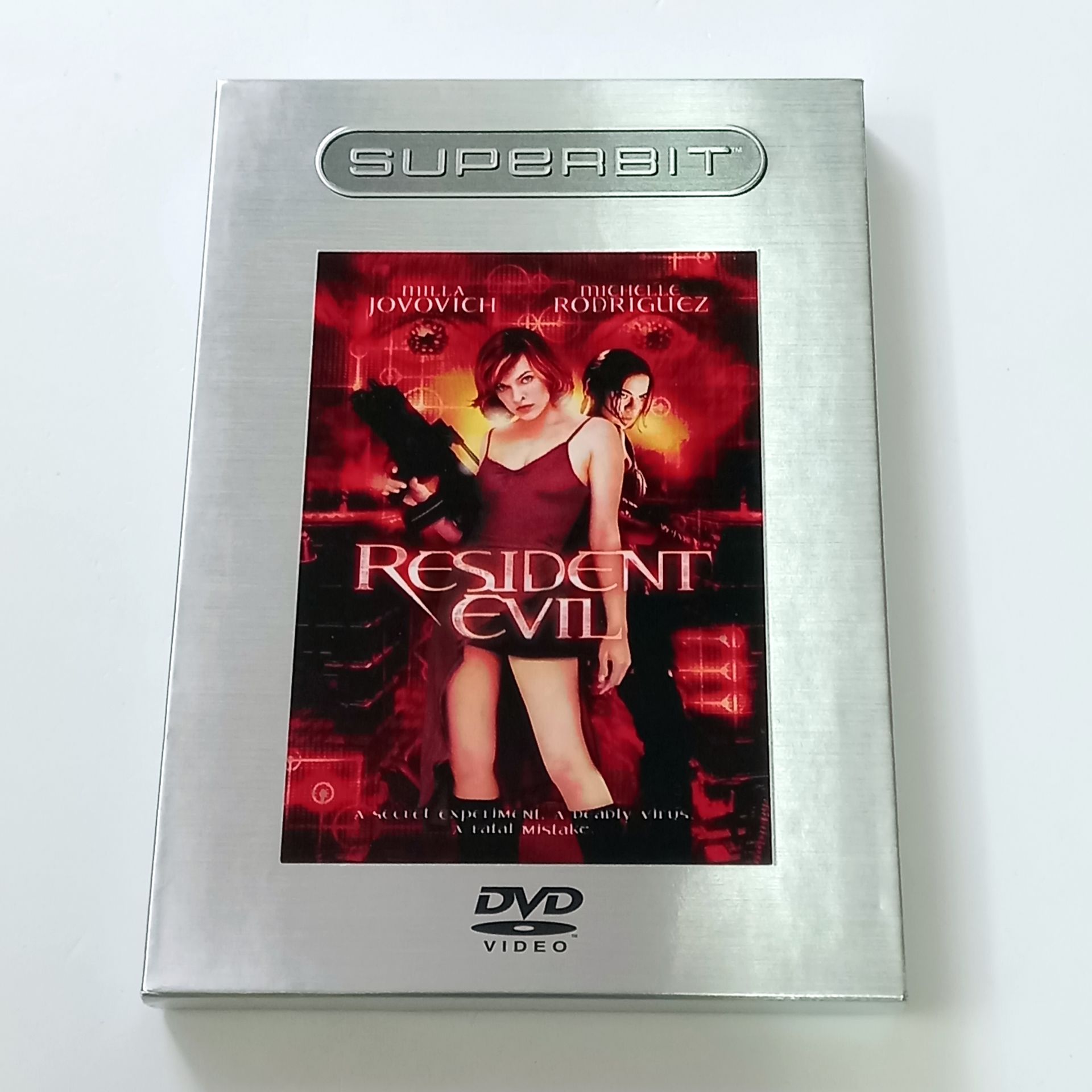 RESIDENT EVIL - MILLA JOVOVICH, MICHELLE RODRIGUEZ - YÖN.: PAUL W.S. ANDERSON - DVD SUPERBIT COLLECTION SLIPCOVER 2.EL 1. BÖLGE TR ALTYAZI YOKTUR