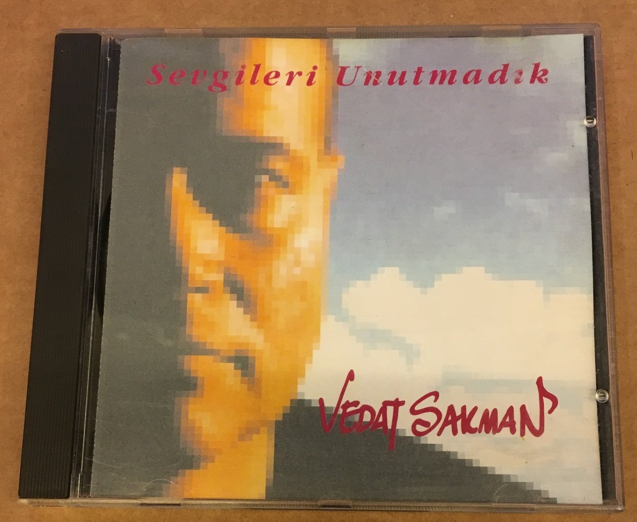 VEDAT SAKMAN - SEVGİLERİ UNUTMADIK CD 2.EL 1994 PICCATURA