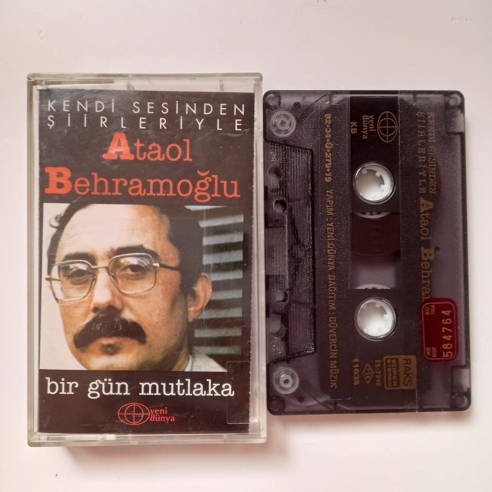 ATAOL BEHRAMOĞLU - BİR GÜN MUTLAKA / KENDİ SESİNDEN ŞİİRLERİYLE (1992) - KASET 2.EL