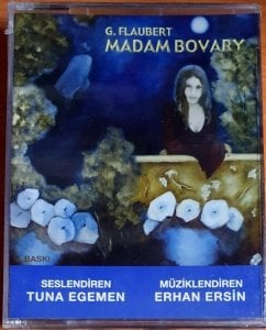 G. FLAUBERT - MADAM BOVARY / SESLENDİREN: TUNA EGEMEN, MÜZİKLENDİREN: ERHAN ERSİN / 1. VE 2. BÖLÜM (2000) - 4KASET SESLİ KİTAP SIFIR