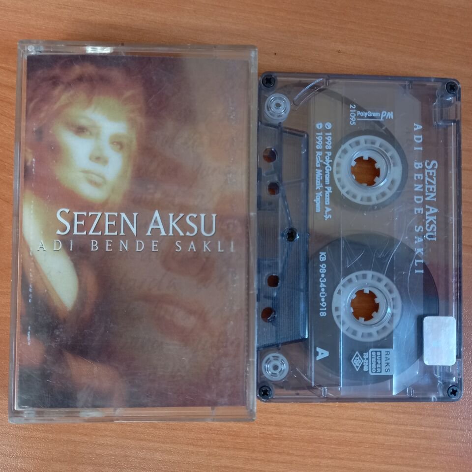 SEZEN AKSU - ADI BENDE SAKLI (1998) - KASET 2.EL