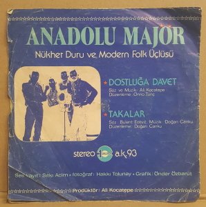 ANADOLU MAJOR (NÜKHET DURU & MODERN FOLK ÜÇLÜSÜ) -  DOSTLUĞA DAVET / TAKALAR - 7'' 45 DEVİR KAPAKLI 2.EL 45LİK PLAK