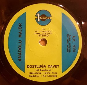 ANADOLU MAJOR (NÜKHET DURU & MODERN FOLK ÜÇLÜSÜ) -  DOSTLUĞA DAVET / TAKALAR - 7'' 45 DEVİR KAPAKLI 2.EL 45LİK PLAK