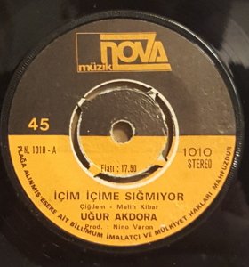 UĞUR AKDORA - İÇİM İÇİME SIĞMIYOR / DİNLE - 7'' 45 DEVİR KAPAKLI NOVA MÜZİK 2.EL