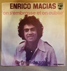 ENRICO MACIAS - ON S'EMBRASSE ET ON OUBLIE / LE GRAIN DE SABLE (1974) - 7'' 45 DEVİR SINGLE PLAK