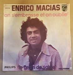 ENRICO MACIAS - ON S'EMBRASSE ET ON OUBLIE / LE GRAIN DE SABLE (1974) - 7'' 45 DEVİR SINGLE PLAK