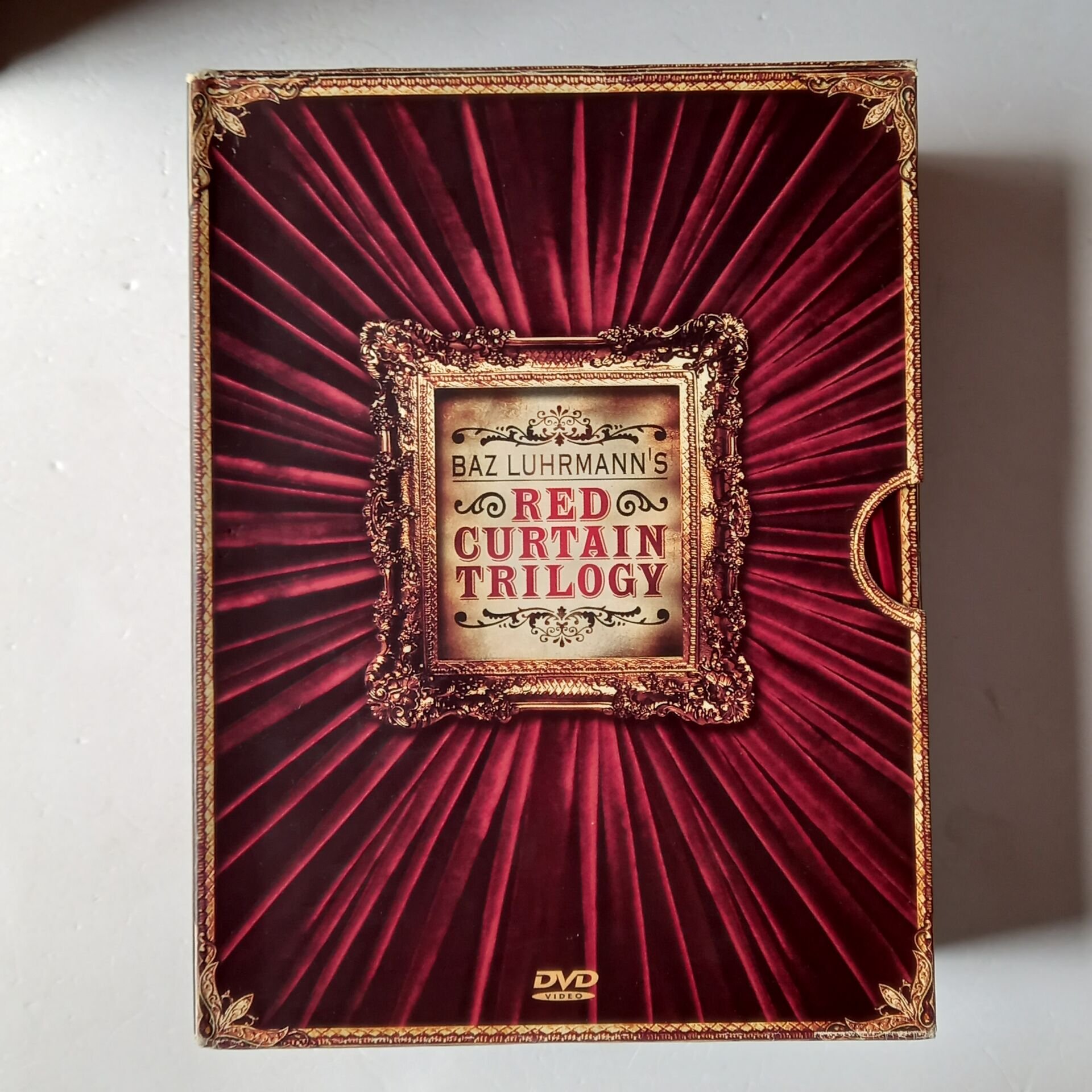 BAZ LUHRMANN'S RED CURTAIN TRILOGY - STRICTLY BALLROOM, ROMEO + JULIET, MOULIN ROUGE - BOX SET 5DVD 1.BÖLGE 2.EL