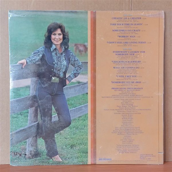 LORETTA LYNN – LOOKIN' GOOD (1980) - LP DÖNEM BASKISI SIFIR PLAK