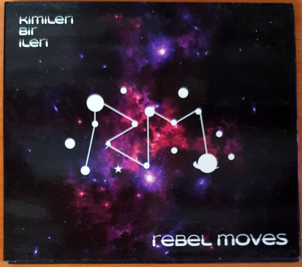 REBEL MOVES - KİMİLERİ BİR İLERİ CD 2.EL
