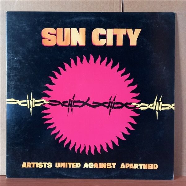 SUN CITY / ARTISTS UNITED AGAINST APARTHEID / AFRIKA BAMBAATAA, RAY BARRETTO, BONO, KURTOS BLOW, MILES DAVIS, PETER GABRIEL, HERBIE HANCOCK, BOB DYLAN, RUN DMC, RINGO STARR, SHANKAR, LOU REED (1985) - LP 2.EL PLAK