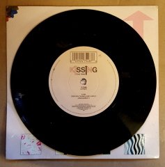 KISSING THE PINK - STAND UP / CERTAIN THINGS ARE LIKELY (1988) - 7'' 45 DEVİR SINGLE PLAK