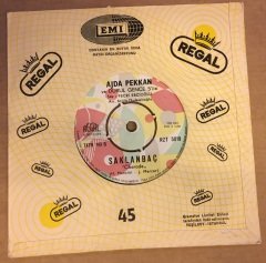 AJDA PEKKAN - OYALAMA BENİ / SAKLANBAÇ 7'' 45 DEVİR