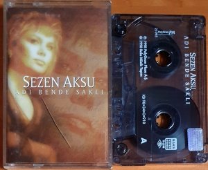 SEZEN AKSU - ADI BENDE SAKLI (1998) - KASET 2.EL