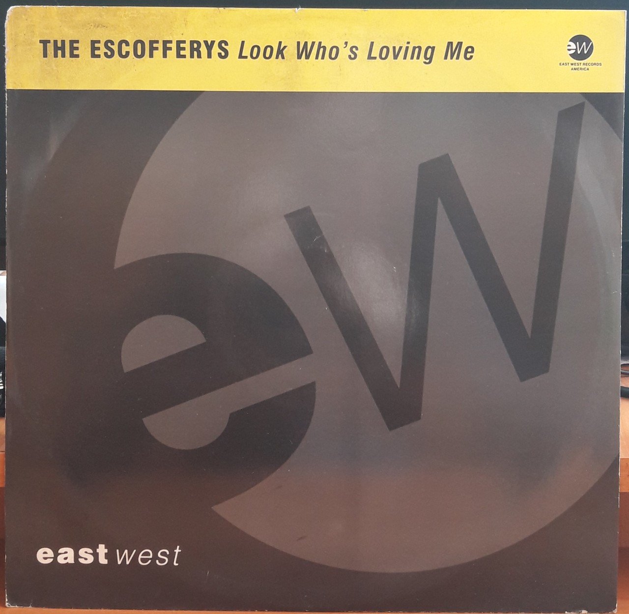 THE ESCOFFERYS - LOOK WHO'S LOVING ME (1991) - 12'' MAXI SINGLE PLAK 2.EL