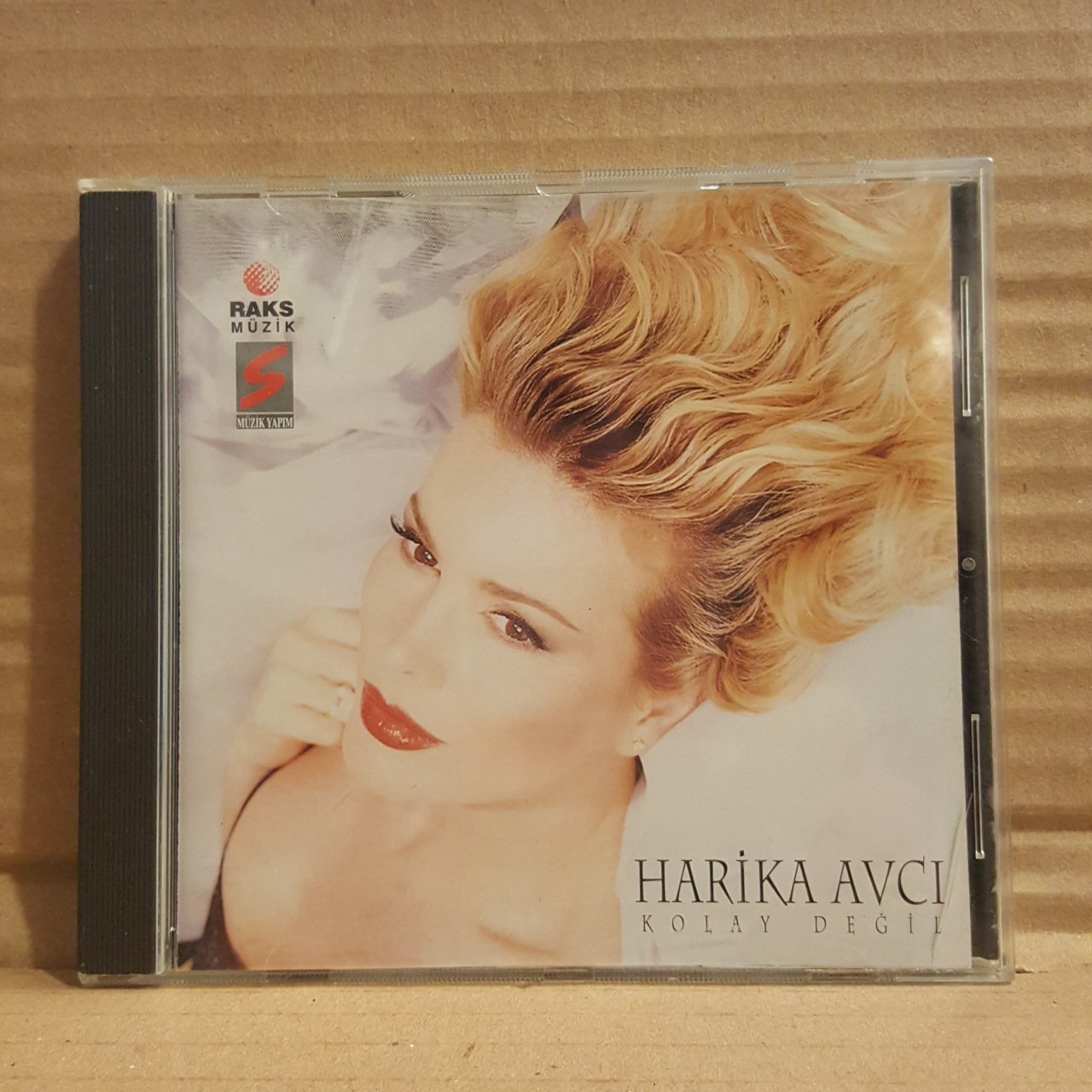 HARİKA AVCI - KOLAY DEĞİL (1998) - CD S MÜZİK/RAKS MÜZİK ESKİ PLASTİK KIRMIZI BANDROL 2.EL