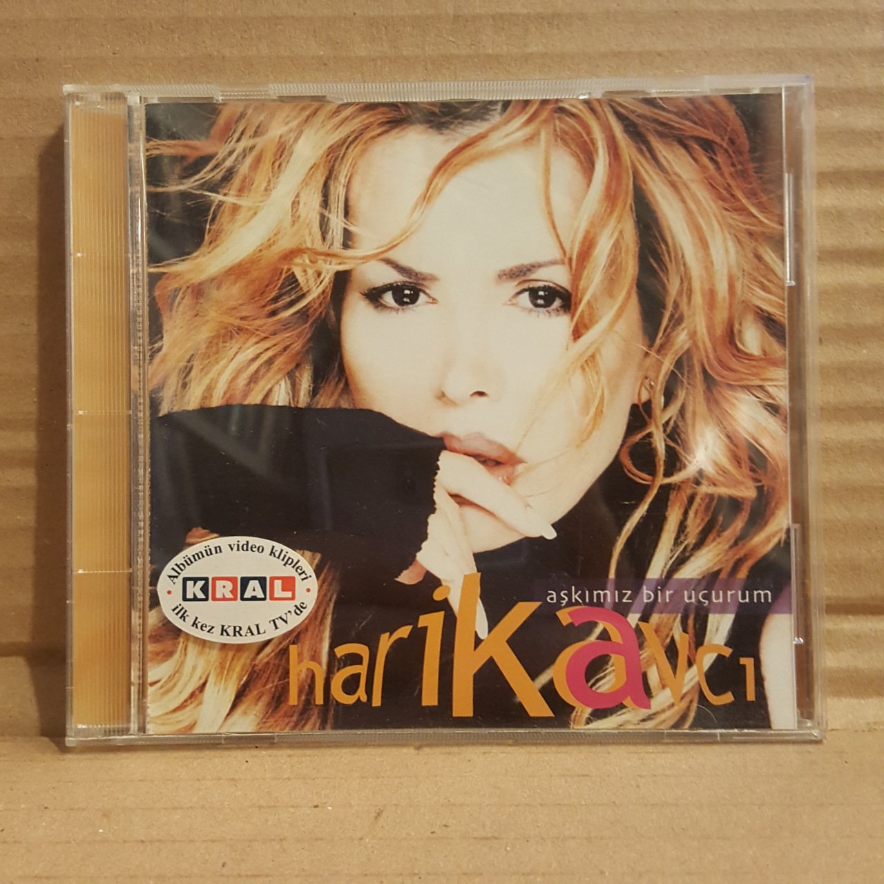 HARİKA AVCI - AŞKIMIZ BİR UÇURUM (2001) - CD ESKİ METALİK BANDROL 2.EL