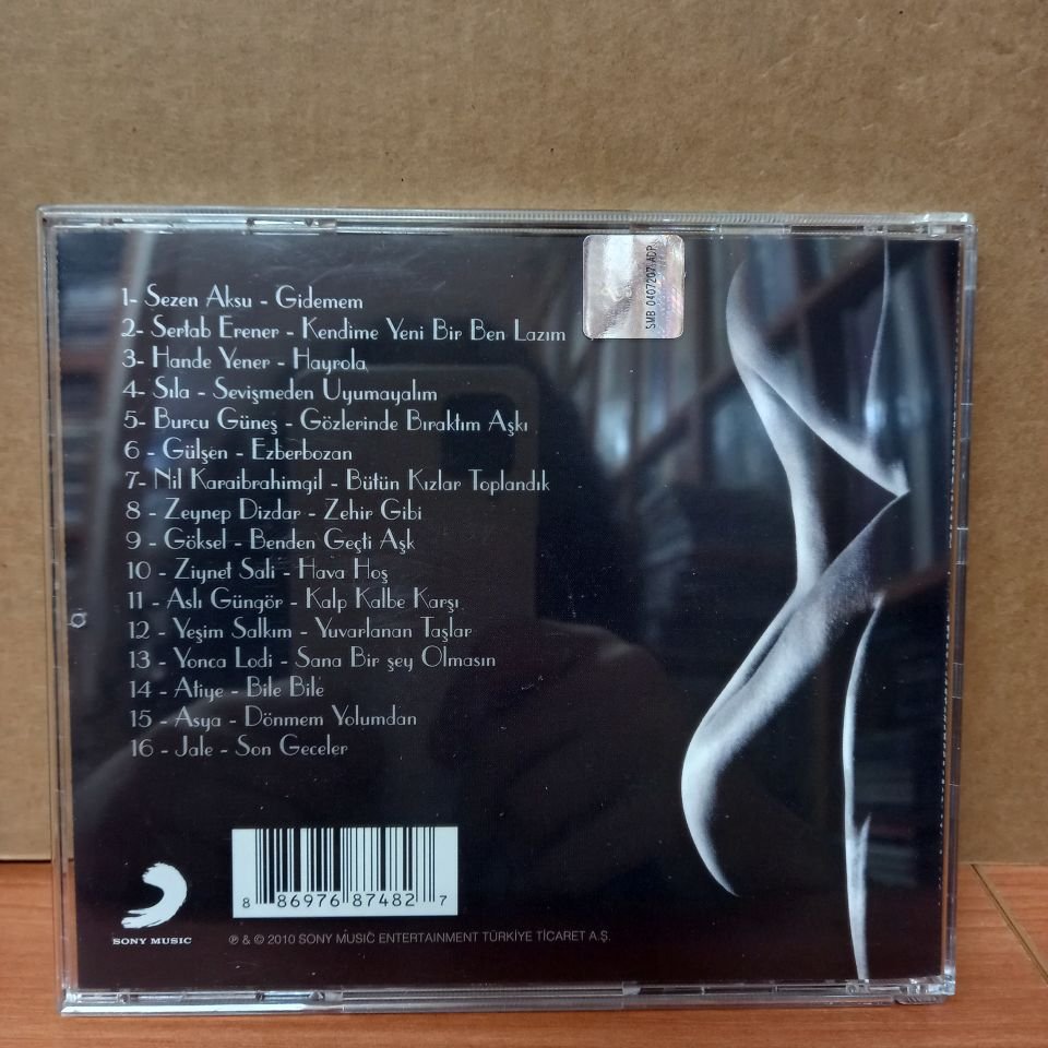 16 KADIN SÖYLÜYOR / SEZEN AKSU, SERTAB ERENER, HANDE YENER, SILA, BURCU GÜNEŞ, GÜLŞEN, NİL KARAİBRAHİMGİL (2010) - CD 2.EL